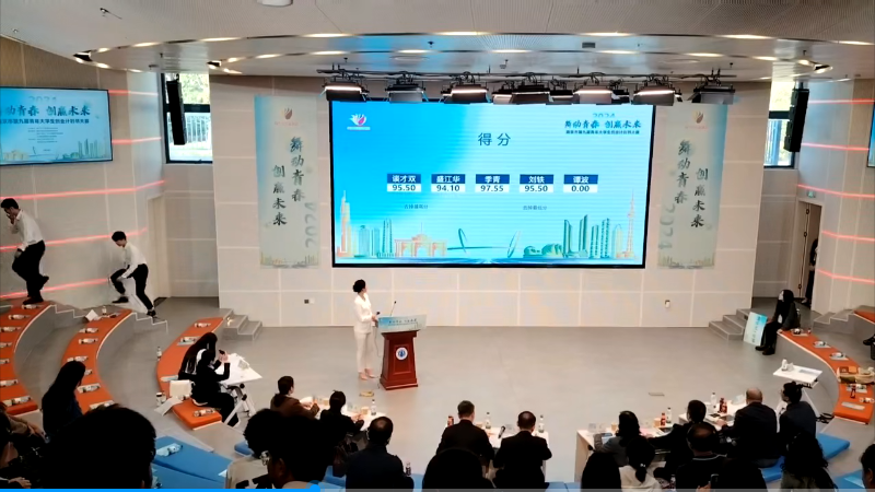 活动现场电子评分:评委通过手机或Pad在大屏幕上实时为选手打分评分